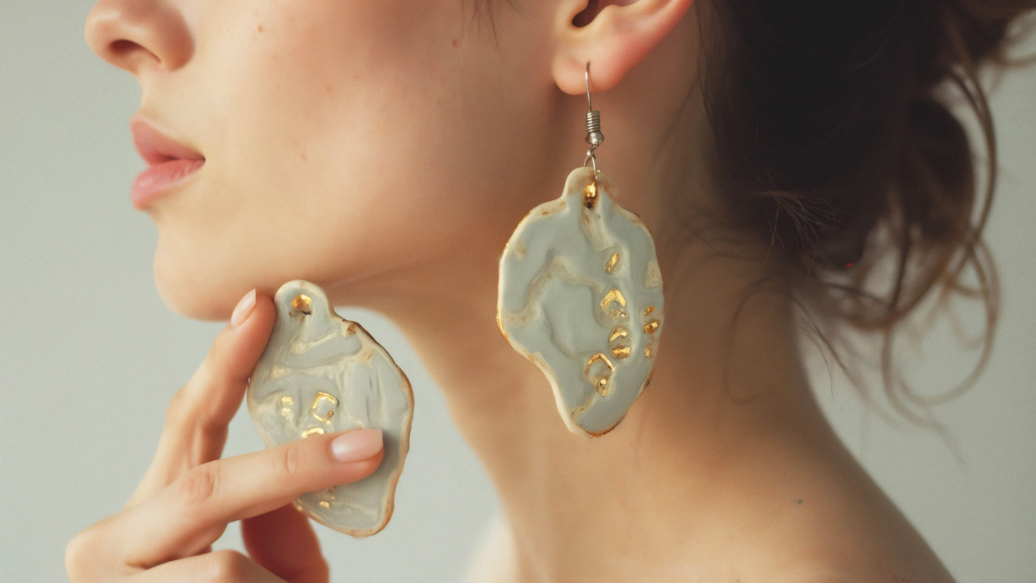 天然石のピアスを付ける女性