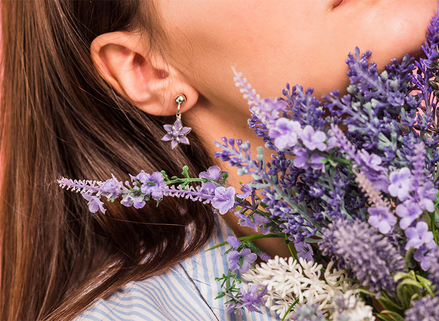 ラベンダー色のピアス