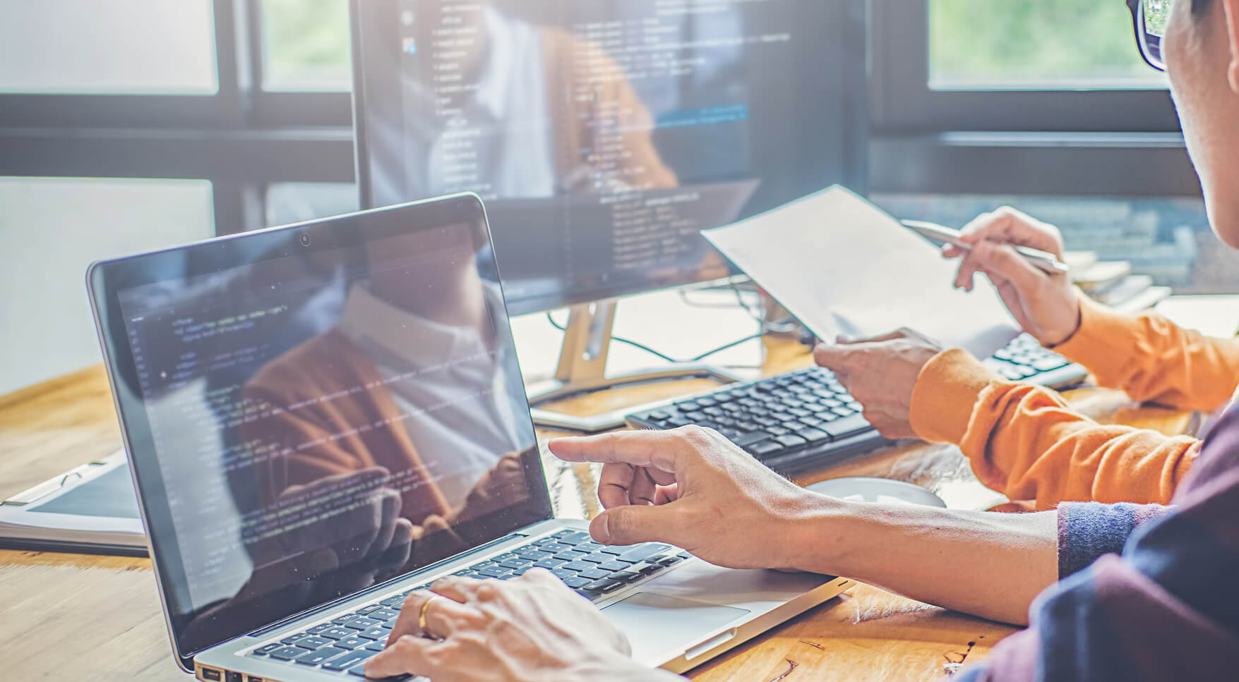 指導している写真