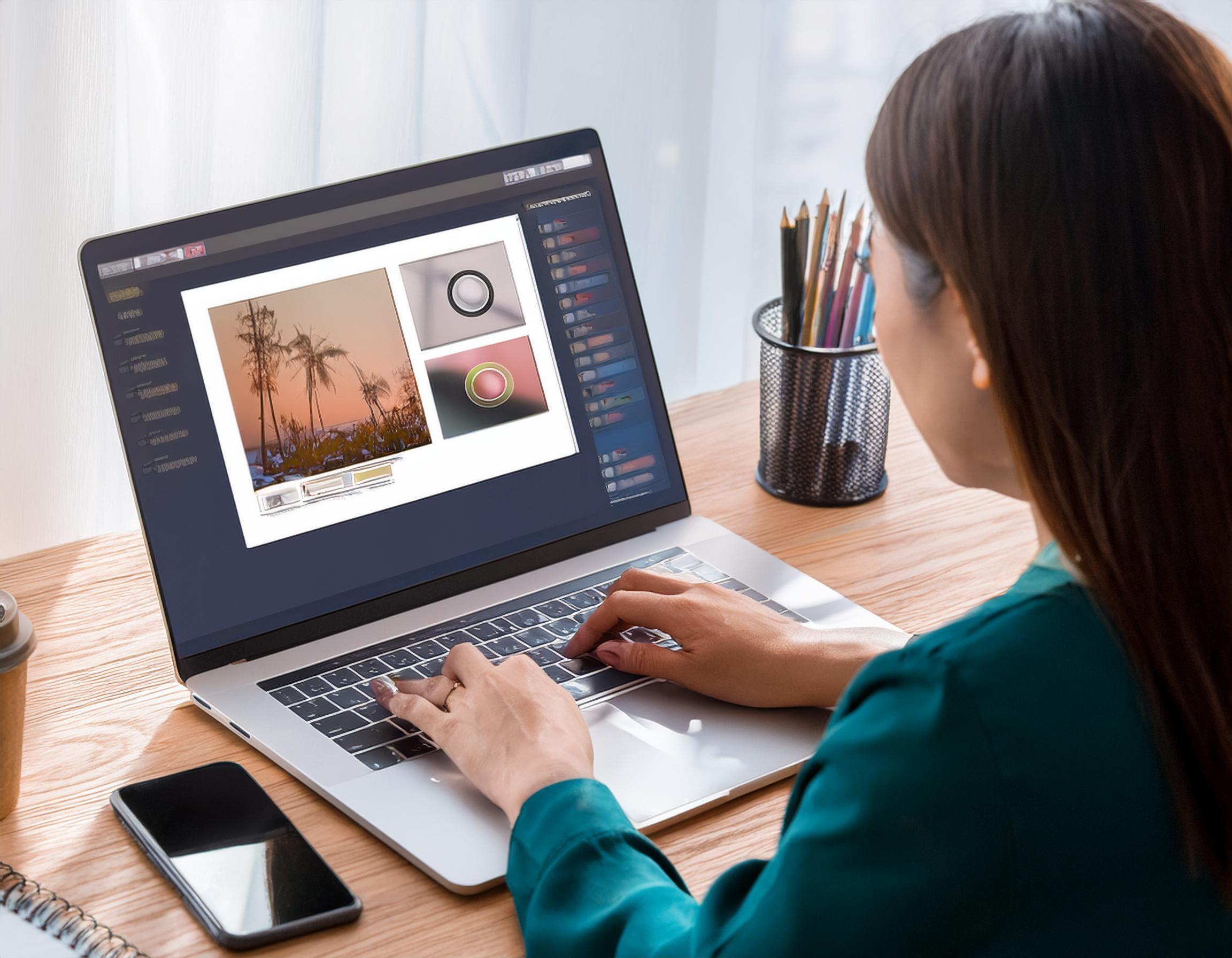 パソコンでデザインする女性