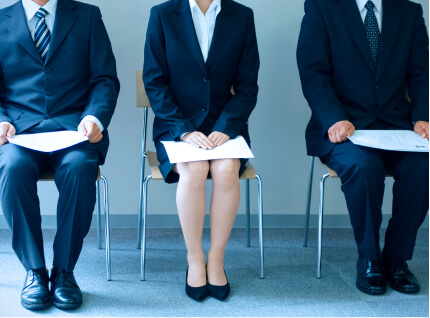 面接を受けている男性2名と女性1名