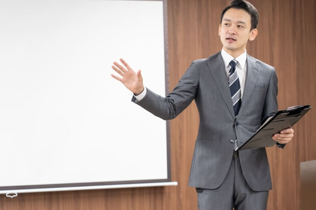 講話中の経営者