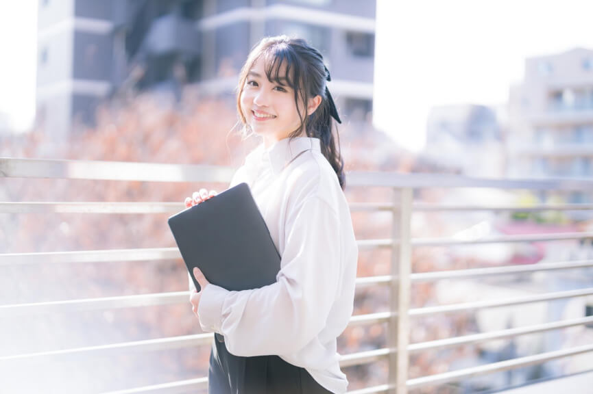 パソコンを持った女性