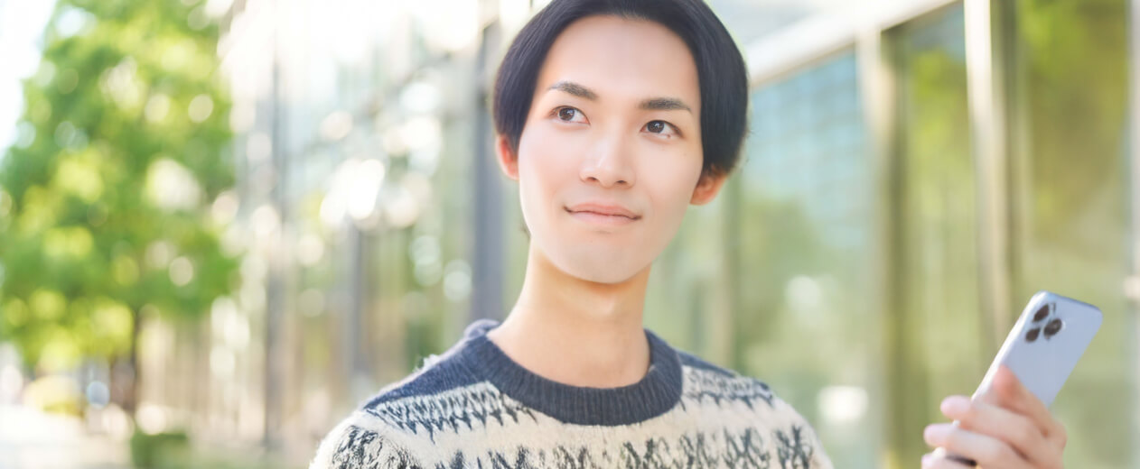 説明会に行く男性