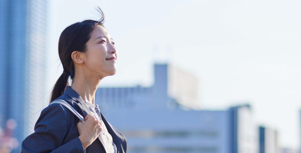 スーツを着た女性